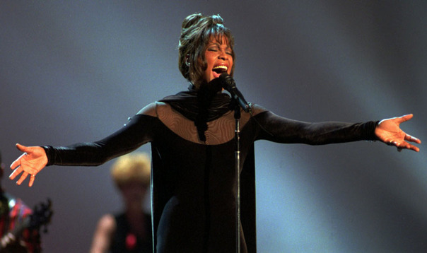 Whitney-Houston-at-the-1994-American-Music-Awards